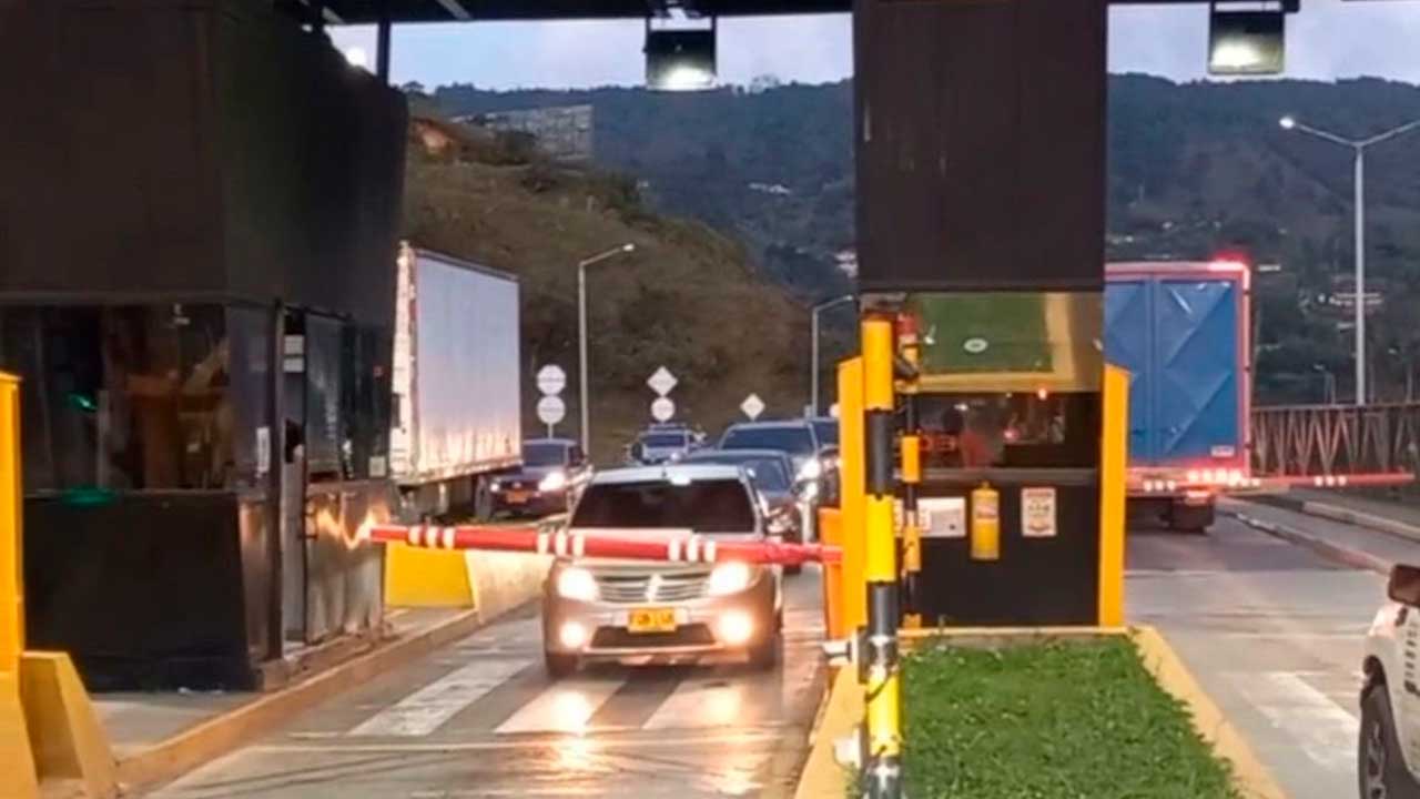 Se levantó bloqueo en la vía Bogotá – Medellín tras acuerdos entre Invías y comunidades.