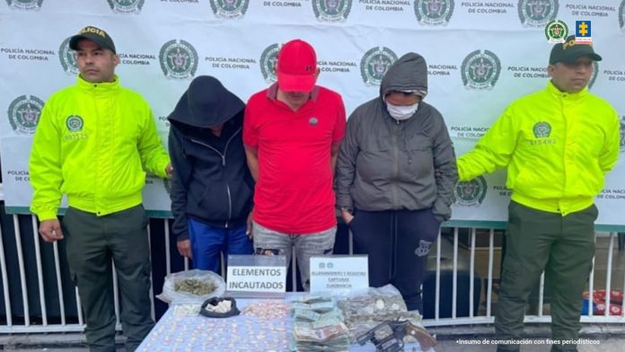 Judicializadas siete personas que habrían sido sorprendidas con estupefacientes y armas.