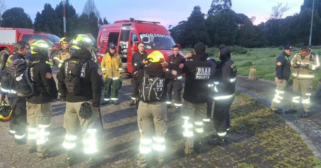 Bomberos de Bogotá rescató tres personas que se habían extraviado en Monserrate.