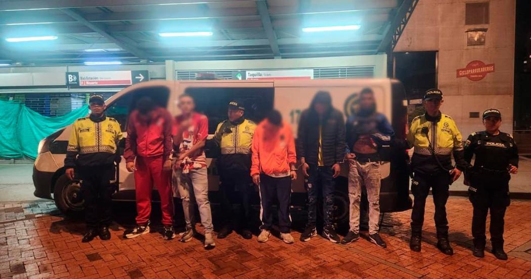 Cinco barristas de fútbol capturados por hurtar a ciudadanos en TransMilenio.