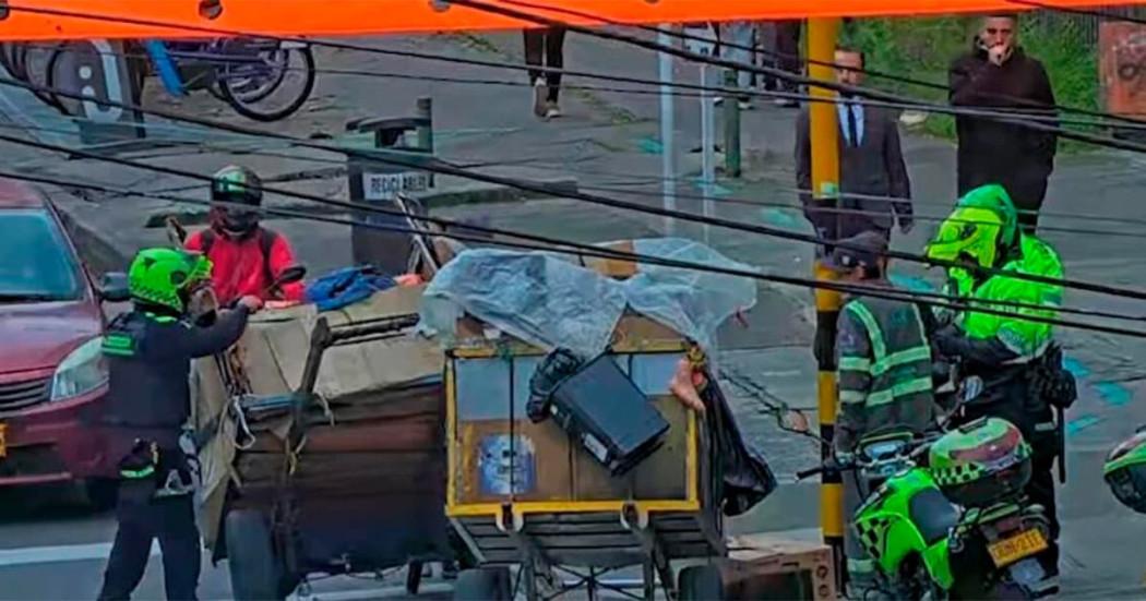 Por cámaras de video se capturó a dos hombres que hurtaron chimenea de cobre