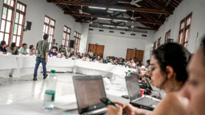 Los firmantes de paz del Espacio Territorial de Capacitación y Reincorporación (ETCR) de Caño Indio, ubicado en el municipio de Tibú (Norte de Santander), tendrán acceso a vivienda definitiva gracias a un convenio entre el ministerio de Vivienda y la Agencia para la Reincorporación y la Normalización (ARN). ​Así se anunció este martes en desarrollo del Consejo Nacional de Reincorporación (CNR) número 154, espacio donde se abordan los avances en acceso a tierras, vivienda y seguridad para las personas en proceso de reincorporación del Catatumbo. “Es una excelente noticia para las y los firmantes que habitan el ETCR», afirmó la directora de la ARN, Alejandra Miller, al destacar la entrega de las 802 hectáreas para el traslado y la consolidación del ETCR de Caño Indio, donde residen 28 firmantes y 15 de sus familiares. Este es un paso fundamental para garantizar el arraigo de las y los firmantes de paz que resultaron afectados durante la emergencia humanitaria presentada desde el 16 de enero, agregó Miller. Asimismo, manifestó que los reincorporados contarán con tierra suficiente y productiva, además tendrán acceso a vivienda, que es una garantía fundamental para su proceso de reincorporación. Laura Sanguino, funcionaria del Ministerio de Vivienda, destacó la voluntad del Gobierno para sacar adelante la iniciativa. “Es una insignia y una entrega que quiere hacer este Gobierno del Cambio a las y los firmantes de paz. Aquí hay voluntad política para sacar adelante este proyecto», resaltó Sanguino durante el CNR. El proyecto no solo incluirá la construcción de viviendas; también garantizará el acceso a servicios públicos esenciales como agua potable y energía. La propuesta del ministerio de Vivienda es que este proyecto se construya de la mano con los firmantes de paz, la ARN y otras entidades del Gobierno nacional. Además se busca fortalecer sus capacidades organizativas, involucrándolos activamente desde las fases iniciales de recolección de información y postulación para subsidios de vivienda, hasta la estructuración de la obra, los estudios, diseños y la ejecución de la construcción. Afectacio​nes a excombatientes En la jornada también se dio a conocer un balance de la situación en el territorio. Lorena Corvera, coordinadora territorial de Norte de Santander de la ARN, detalló cómo la emergencia humanitaria que enfrenta la región ha tenido profundas repercusiones para el proceso de reincorporación económica, social, comunitaria y política. Respecto a las afectaciones a la sostenibilidad económica de los excombatientes en el Catatumbo, Corvera detalló que 31 proyectos productivos han sido despojados por grupos armados, mientras que 63 fueron abandonados debido al desplazamiento forzado. Otros 110 proyectos enfrentan serias dificultades en el abastecimiento de insumos y la comercialización de sus productos y solo 57 proyectos no registraron afectaciones, debido a su ubicación alejada de los focos de confrontación armada. En la sesión del CNR se anunció una inversión de 6.000 millones de pesos para la reactivación de estas iniciativas. La coordinadora territorial también se refirió a las múltiples afectaciones que han enfrentado los firmantes de paz, incluyendo restricciones a la movilidad, amenazas constantes, despojo de tierras y graves impactos en sus proyectos productivos. A esto se suma que han sido blanco de acusaciones infundadas de colaboración con actores armados, lo que ha generado afectaciones a su salud mental y la suspensión de sus Planes de Reincorporación Integral. Dairo Vallejo, firmante de paz y líder del ETCR de Caño Indio, destacó el rol de la ARN como un aliado clave en la construcción de paz. No obstante, expresó una profunda preocupación por la situación en el Catatumbo, aunque persiste el optimismo para salir adelante: “Gracias a la ARN y a algunas entidades teníamos proyectos productivos. Hoy quedamos en cero. Seguimos insistiendo porque la guerra no es la salida. Vamos a demostrarles a nuestros hijos que ese es el camino», concluyó, subrayando la resiliencia y el compromiso de los firmantes con la construcción de un futuro sin violencia. “No ha sido fácil, pero hemos llegado a territorio de la mano de las comunidades. Construimos placa huella, hicimos talleres de formación y demostramos que con la palabra, la paz y la incidencia sí se puede construir», agregó Vallejo. Llamado a pro​tección de los firmantes Durante el primer bloque del CNR se abordó el tema de seguridad de los firmantes de paz. Sobre el particular la directora programática de la ARN, Tania Rodríguez, señaló que “la reincorporación es un tesoro de la paz y debe ser un compromiso de todas y todos trabajar para que, nunca más, se registre un asesinato de un firmante». Informó que actualmente hay 516 firmantes de paz activos en el Catatumbo, de los cuales 198 residen en cascos urbanos y 318 en zonas rurales dispersas. Señaló que, desde el inicio de la emergencia humanitaria, la subregión ha registrado el asesinato de 6 firmantes, 7 más permanecen desaparecidos, 195 han sido confinados y 216 se han visto obligados a desplazarse. Asimismo, los municipios de Convención, El Tarra, Teorama y Tibú son los más afectados por homicidios y desapariciones. Las acciones realizadas En el balance presentado en el CNR se destacó que la ARN activó protocolos para proteger a la población, desplegó apoyo territorial para firmantes de paz desplazados en vulnerabilidad y gestionó ante autoridades el acceso a servicios básicos como salud y educación. Además, junto con la Unidad para las Víctimas y entes territoriales, se han entregado 1.518 ayudas humanitarias. En el albergue Centro Integral Atención a Migrantes (Ciami) se distribuyeron más de 12,6 toneladas de alimentos, 1.029 kits de higiene y se brindaron 795 atenciones médicas y psicosociales.