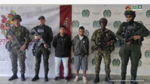 Asegurados dos hombres por presuntamente portar explosivos y estupefacientes.