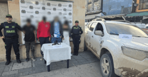 Policía interceptó en persecución a cuatro hombres y recuperó carro hurtado.