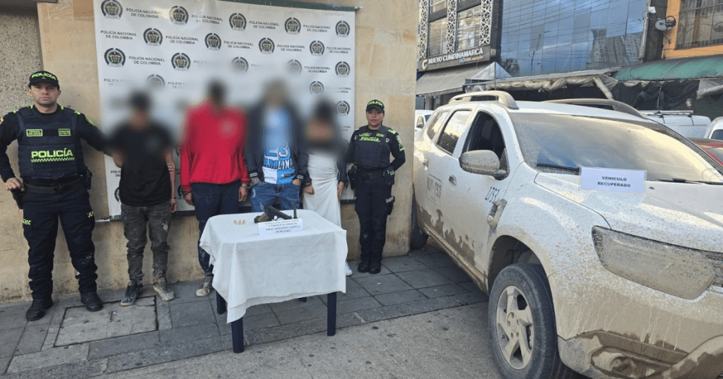 Policía interceptó en persecución a cuatro hombres y recuperó carro hurtado