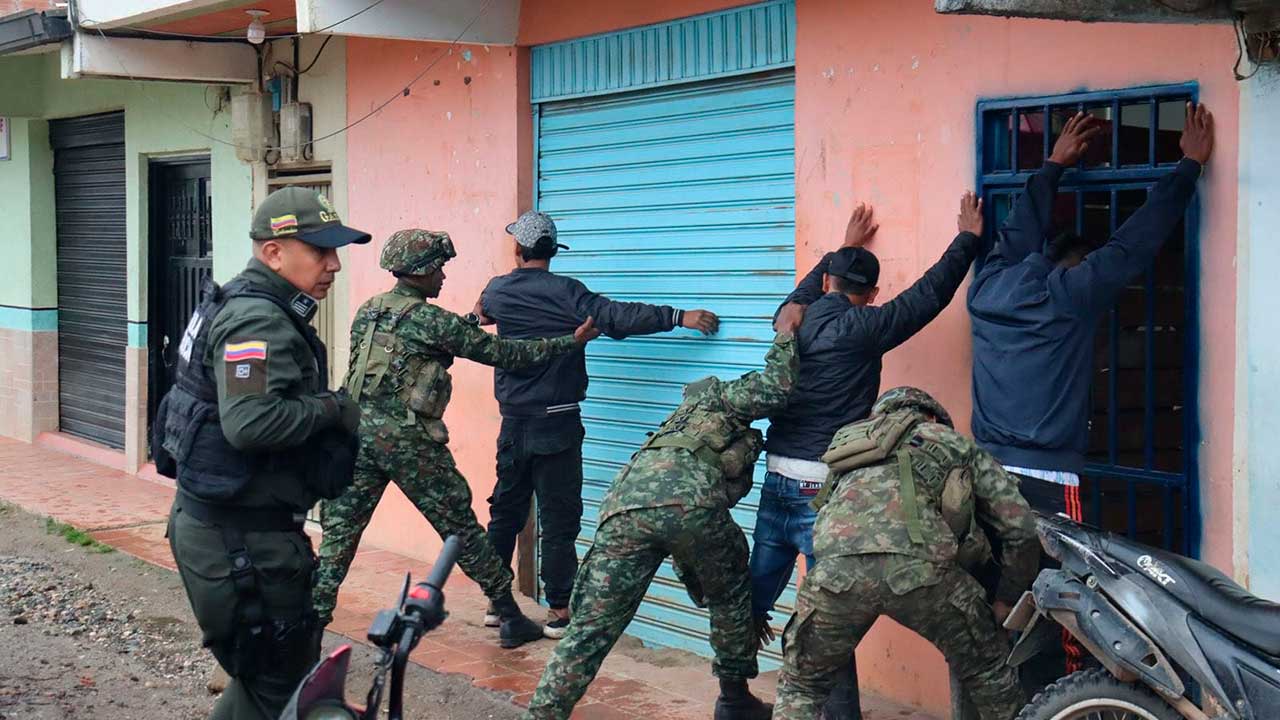 Mindefensa confirma rescate de 57 militares secuestrados en el Cauca y más de 20 capturas en flagrancia.