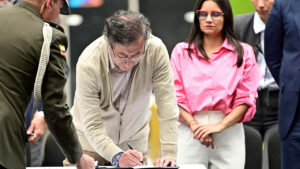 Presidente Gustavo Petro sanciona Ley de Salud Mental: un paso clave hacia el cuidado de la vida en Colombia.