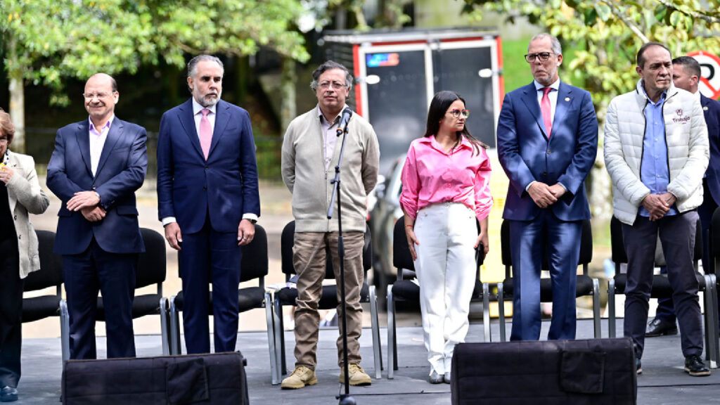 Presidente Petro propone revivir a Telecom para administrar la red nacional de fibra óptica y conectarse con Europa y Asia.