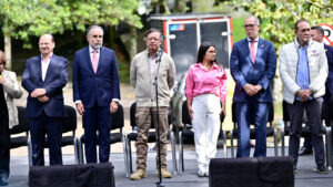 Presidente Petro propone revivir a Telecom para administrar la red nacional de fibra óptica y conectarse con Europa y Asia.