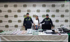 Asegurada mujer que estaría custodiando más de 700 millones de pesos.