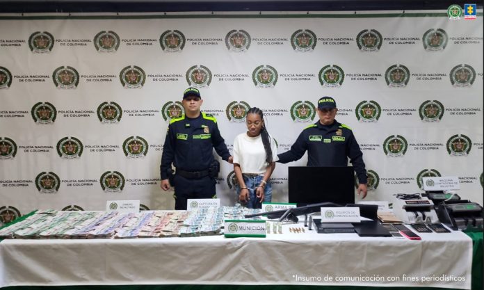 Asegurada mujer que estaría custodiando más de 700 millones de pesos.