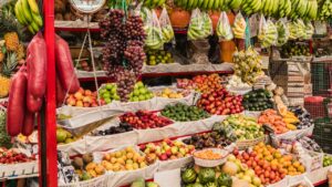 En un mensaje publicado en su cuenta de X, el presidente destacó un informe de la Unidad de Planificación Rural Agropecuaria (UPRA) según el cual el abastecimiento de alimentos en las centrales mayoristas del país marcó un récord histórico en mayo de 2025. De acuerdo con la UPRA, entidad adscrita al Ministerio de Agricultura, en dicho mes ingresaron 654.252 toneladas de alimentos a las principales centrales mayoristas del país, volumen más alto registrado desde que se realiza esta medición de forma sistemática (enero de 2013). El aumento fue del 6,8 % respecto al mismo mes de 2024, lo cual consolida una tendencia de crecimiento en la oferta de alimentos frescos y procesados en las ciudades del país. Este comportamiento positivo se reflejó en 16 de las 23 ciudades con mercados mayoristas de referencia, con aumentos especialmente destacados en Tibasosa (67,8 %), Manizales (29,2 %), Villavicencio (15,3 %), Armenia (12,5 %), Medellín (11,3 %) y Bogotá (8,4 %). En este sentido, la directora de la UPRA, Dora Inés Rey, manifestó: “Estos datos confirman que el campo está respondiendo a la demanda alimentaria del país. Para planificar con eficiencia, necesitamos saber qué llega, desde dónde y en qué cantidades. El monitoreo técnico del abastecimiento es clave para garantizar la seguridad alimentaria y orientar la producción desde los territorios rurales”. Agroindustrializar El presidente Petro considera además que este buen resultado implica disminuir el precio de la comida que consumen millones de personas en Colombia, teniendo cuidado con los riesgos relacionados con la sobreoferta de alimentos. “Sé que llegan más alimentos a las centrales de abastos que nunca, y que esto implica bajar el precio de la comida de millones de personas, pero me llega el temor de la sobreoferta”, precisó. El jefe de Estado señaló que “es necesario que cooperativas urbanas transformen mucha de la producción agraria en agroindustria” y también que “el campesinado se cooperativice para agroindustrializar”. Llevar alimentos a zonas afectadas por desnutrición Indicó que es fundamental construir redes de fríos y abrir exportaciones marítimas al Caribe, y que el ministerio de Agricultura y Prosperidad Social lleven alimentos a las zonas con mayor tasa de desnutrición, incluidas las que existen en las grandes ciudades. “Findeter debe darme un pormenorizado informe sobre los centros de abastecimientos y su ubicación exacta en zonas del hambre”, instruyó el presidente Petro.