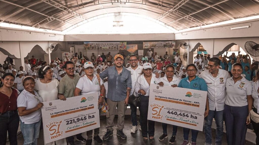 Cien mujeres campesinas de Córdoba recibieron 1.162 hectáreas para sembrar paz.