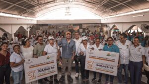 Cien mujeres campesinas de Córdoba recibieron 1.162 hectáreas para sembrar paz.