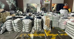 Capturadas dos personas e incautada millonaria carga de mercancías ilegales.