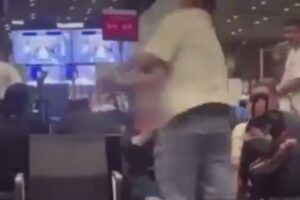 Hombre agredió a una mujer en el aeropuerto El Dorado - Foto: Captura de video