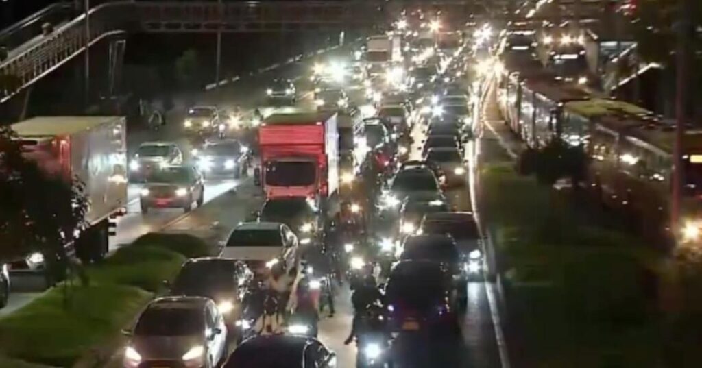 Manifestación en calle 26 con avenida Rojas, genera retrasos en TransMilenio.