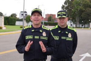 Doce policías, incluido un comandante, capturados por corrupción en Bogotá - Foto: Captura de video