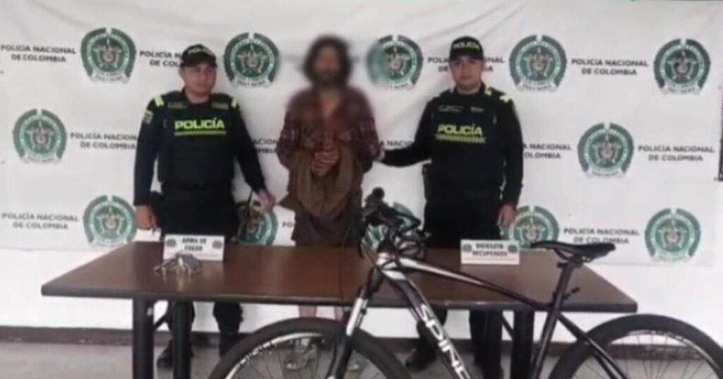 Policía detuvo a hombre que portaba un arma en carreta de reciclaje en Bogotá.
