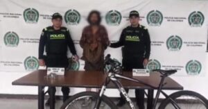 Policía detuvo a hombre que portaba un arma en carreta de reciclaje en Bogotá.