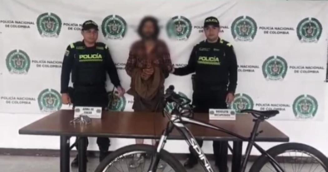 Policía detuvo a hombre que portaba un arma en carreta de reciclaje en Bogotá