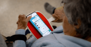 Personas mayores de San Cristóbal fortalecen sus habilidades digitales.