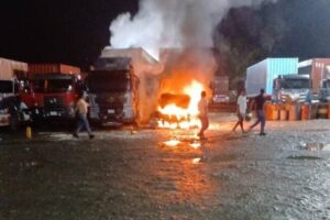 Queman seis tractomulas en vía a Buenaventura; un conductor está herido - Foto: Captura de video