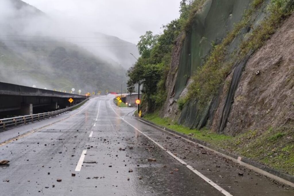 Cierre total en la vía al Llano por caída de material debido a fuertes lluvias - Foto: Coviandina