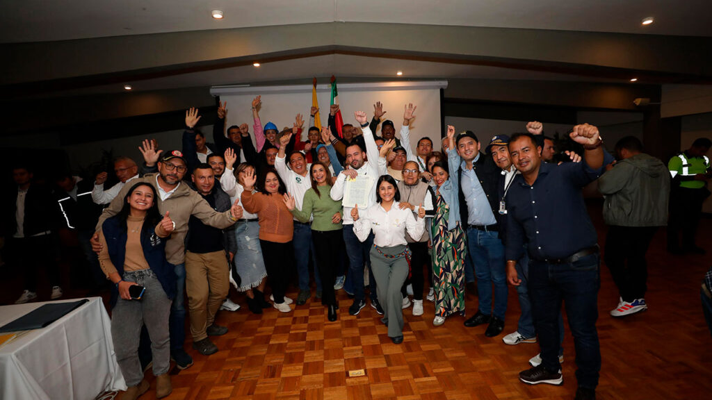 Presidente Petro anuncia fin del paro de pequeños mineros en Boyacá tras acuerdo de transición energética.