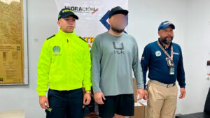 Migración Colombia expulsa a ciudadano estadounidense requerido por homicidio.