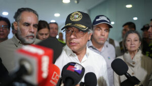 Presidente Petro ordena ofensiva militar contra autores de atentado terrorista en Cali.