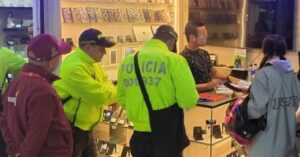 60 celulares incautados y una persona detenida deja operativo en Puente Aranda.