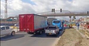 Alto flujo vehicular para ingresar y salir de Bogotá por autopista Sur: Paso a un carril por reparación de tubería de gas en Soacha.