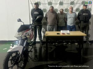 Asegurados tres hombres que habrían exigido ilegalmente dinero a una mujer a cambio de no revelar información personal a su familia.
