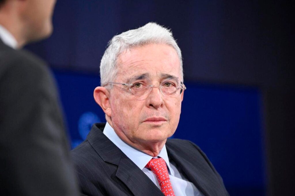 Atención: Expresidente Álvaro Uribe Vélez fue condenado a 12 años de prisión - foto: Redes Sociales
