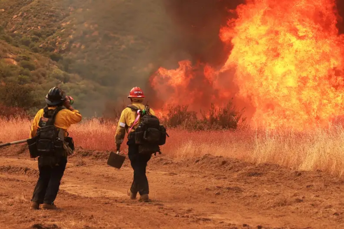 Incendio en California amenaza viviendas y deja tres heridos 