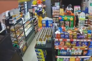 Capturan a tres hombres tras millonario atraco a supermercado en Chapinero - Foto: Captura de video