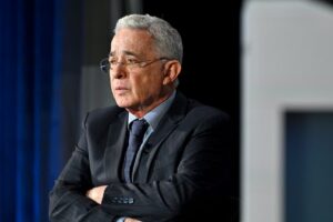 Este viernes se sabrá si habrá prisión domiciliaria para Álvaro Uribe Vélez - Foto: Tomada de internet