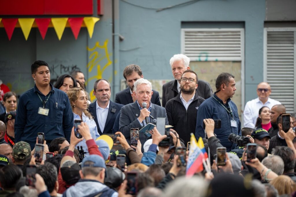 Álvaro Uribe Vélez rindió homenaje a Miguel Uribe Turbay - Foto: Redes sociales