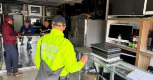 Operativo en casas de empeño en el centro de Bogotá dejó 13 computadores incautados.