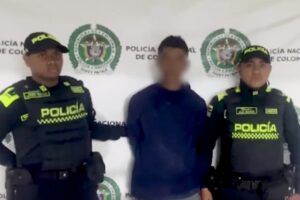 Policía capturo a sujeto que escaló 15 metros para dañar una cámara - Foto: Captura de video