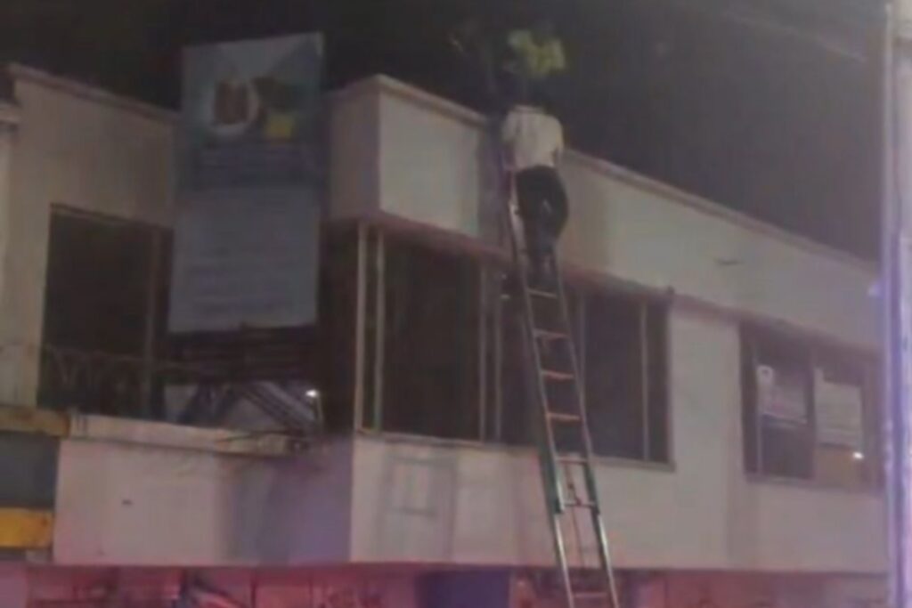 Dos hombres cayeron de un techo en intento de hurto en el norte de Bogotá - Foto: Captura de video