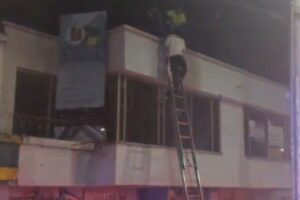 Dos hombres cayeron de un techo en intento de hurto en el norte de Bogotá - Foto: Captura de video