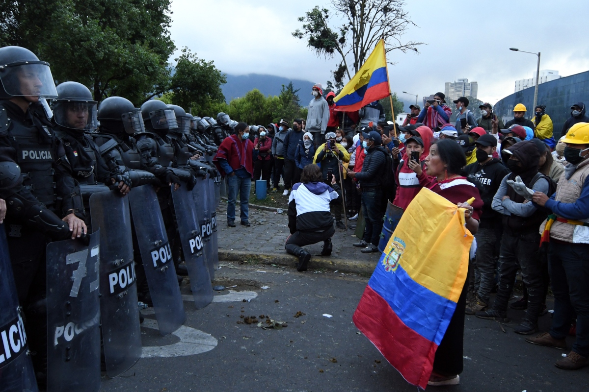 Un muerto, 12 militares heridos y 17 más retenidos el saldo de las protestas en Ecuador