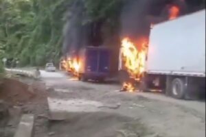 Queman varios camiones de carga en vía que comunica a Pereira con Chocó - Foto: captura de video