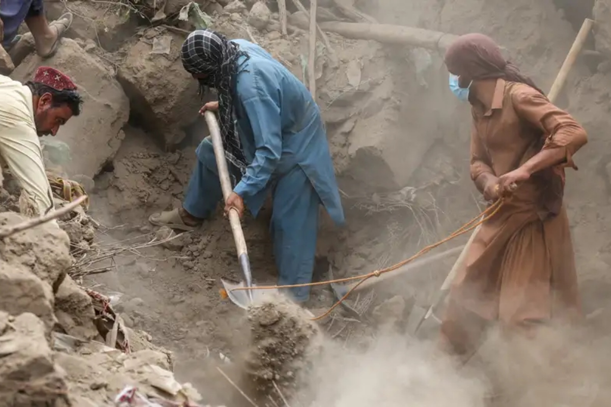 Talibanes elevan a 1.457 el número de muertos por terremoto