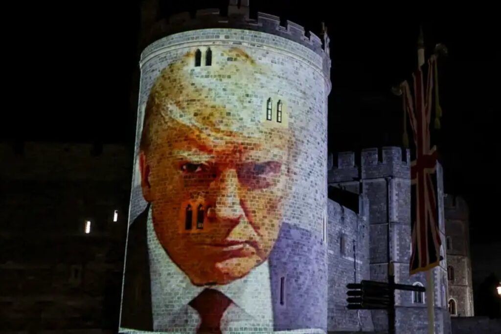Proyectan fotos de Trump y Epstein en castillo de Windsor - Foto: Captura de video