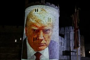 Proyectan fotos de Trump y Epstein en castillo de Windsor - Foto: Captura de video