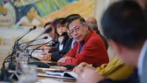 Gobierno logró reducir deuda externa frente al PIB: presidente Petro,