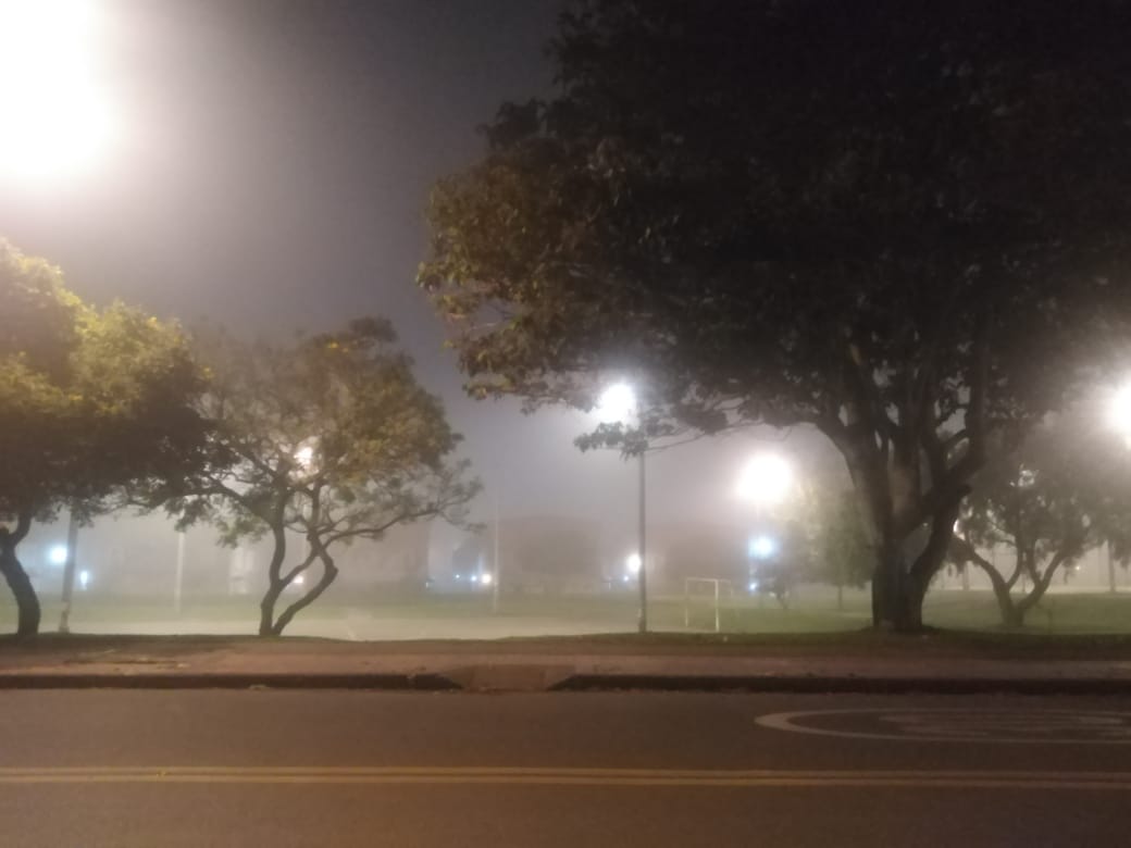 🌫️ ¡BLANCO INVIERNO! Densa Niebla Matutina Arropa a Bogotá: Precaución en Carreteras y el Aeropuerto.